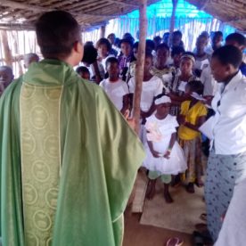The sacraments of Baptism and First Holy Communion being celebrated in the community of St Augustine, Muaguide, on the MSC Mozambique Mission. (Images via @peduardopaixaomsc on Facebook.)