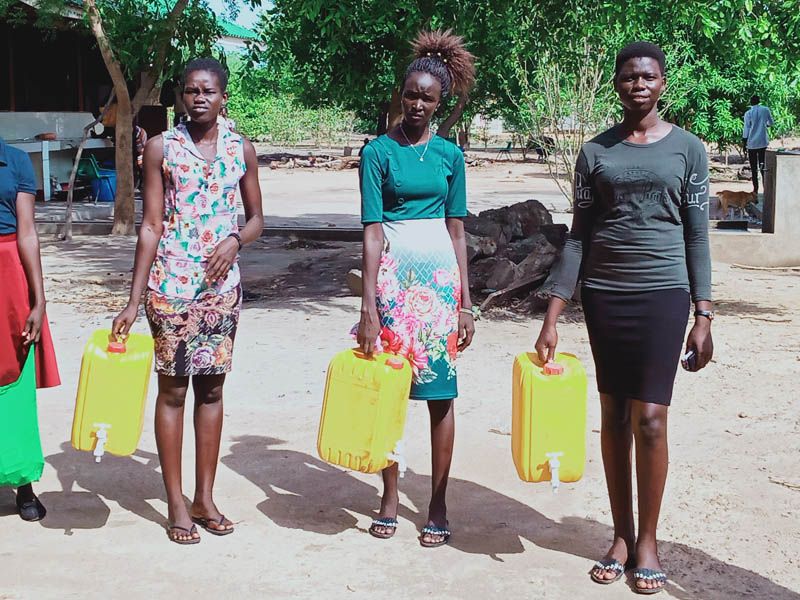 South Sudanese ladies carrying water containers