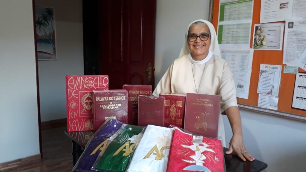Thanks to the generosity of our mission friends here in the Irish Province following our 2021 MSC World Projects Appeal, OLSH Sisters in Mirinzal were able to to buy essential liturgical items for Mass, such as missals, chalices, and lectionaries, for three of the 18 mission stations they serve across northern Brazil. The purchase of these liturgical items allows families and individuals across these remote mission stations to continue to join together in faith and celebrate Mass in their spiritual communities.
