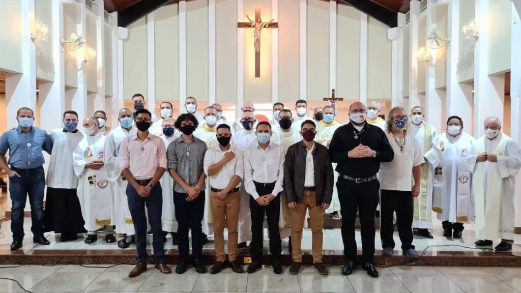 Yordy Blanco, a member of the Irish Province of the Missionaries of the Sacred Heart in Venezuela, took his First Profession vows on Wednesday, February 2nd, alongside his fellow novices, Diego Zambrano, Guicherme Bernal, Mateus Borodiak, Pedro Henrique, and Valmir Silva.