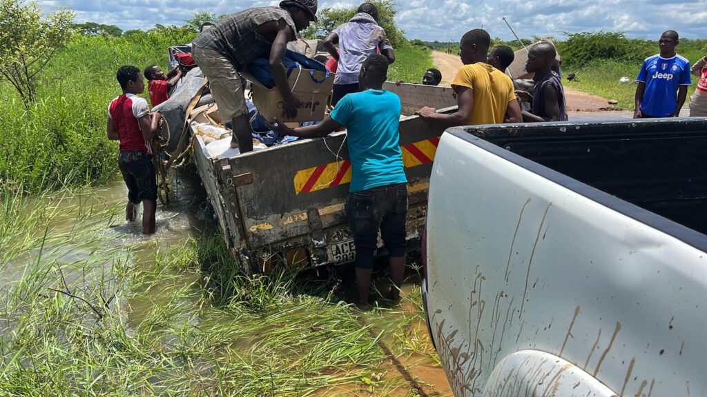 Rainy season in Metuge, Mozambique, brings unique challenges for our MSC mission. (Image via @peduardopaixaomsc on Facebook.)