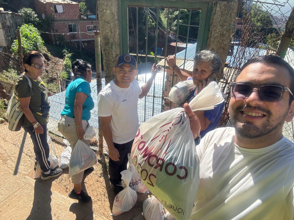 On Saturday, November 22nd, a team of MSCs and volunteers visited Nuestra Señora del Carmen Church, in the parish of La Santa Cruz in Propatria, Venezuela, to distribute care packages to hungry families.
