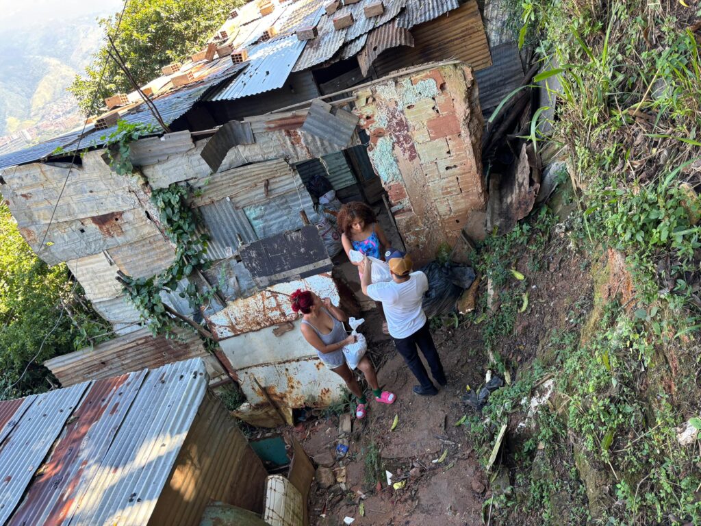 On Saturday, November 22nd, a team of MSCs and volunteers visited Nuestra Señora del Carmen Church, in the parish of La Santa Cruz in Propatria, Venezuela, to distribute care packages to hungry families.