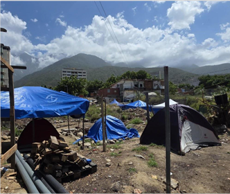 Internal view of the shelter with tents: Community space for temporary shelters equipped with humanitarian assistance tents and temporary collection centers.