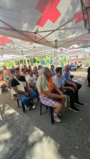 The Maiquetía community participating in group activities while awaiting their health appointments.