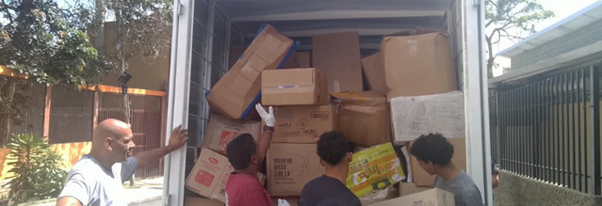 Volunteer Strength and Arduous Work. Young men and volunteers dedicate their physical efforts to loading the relief truck with essential supplies. Thanks to donors and the willingness shared across platforms and communities, we bring hope to the most vulnerable areas of La Guaira.